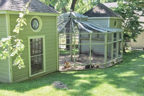 Fancy Chicken Coop, Reban Ayam, Portable Chicken Coop, Fancy Chickens, Chicken Coop Run, Coop Design, Best Chicken Coop, Chicken Coop Designs, Beautiful Chickens