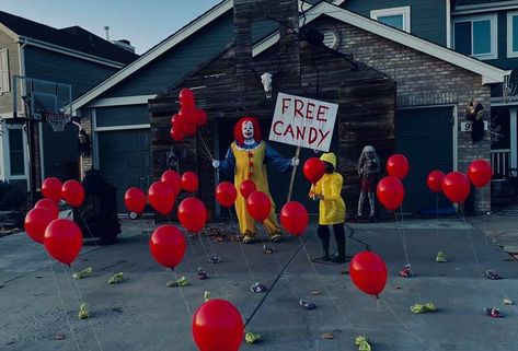 Pennywise Trunk Or Treat Ideas For Cars, Pennywise Haunted House Ideas, Clown Halloween Decorations Outside, It Halloween Party Theme, Pennywise Yard Decoration, Pennywise Halloween Decorations Outdoor, Pennywise Outdoor Decorations, It Movie Decorations Halloween, Horror Movie Yard Decor