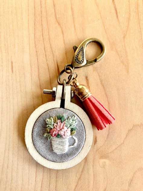 Perfect little mini embroidery hoop, hand stitched floral bouquet in a mug for that coffee loving friend! Mini Embroidery Hoop Ideas, Mini Hoop Embroidery, Stitch Meditation, Mini Embroidery Hoop, Tshirt Embroidery, Embroidery Earrings, Mini Embroidery, Embroidered Hoop, Miniature Embroidery