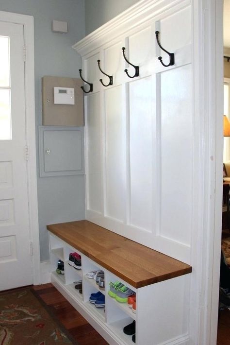 Not everybody is blessed with a dedicated space by their entryway door to keep keys, coats, & shoes. Here's some cool inspiration for entryway door for you! #interior #interiorideas #entrywayideas #entryway درج السلم, Diy Entryway Bench, Mudroom Entryway, Diy Entryway, Foyer Decorating, Entryway Storage, Hallway Storage, Boot Room, Wooden Bench