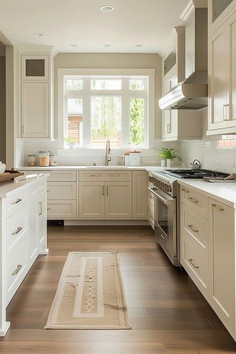 14 Fresh Kitchen Cabinet Trends Kitchen Wood Floors White Cabinets, Light Wood Floor Kitchen, White Kitchen Dark Floors, Minimalist White Kitchen, Beautiful Kitchen Countertops, Vanilla Kitchen, Small Kitchen Cabinet Design, White Kitchen Interior Design, Hollywood House