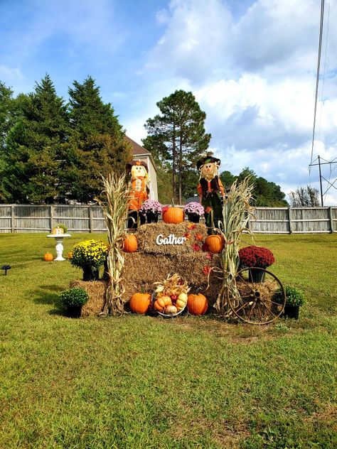 Cute Yard Halloween Decorations, Front Yard Pumpkin Display, Front Yard Pumpkin Patch, Scarecrow Display Ideas, Hay Bale Fall Decor Front Yard, Outdoor Fall Decor With Hay Bales, Haybale Fall Decor, Square Hay Bale Decorating Ideas, Fall Hay Bale Display