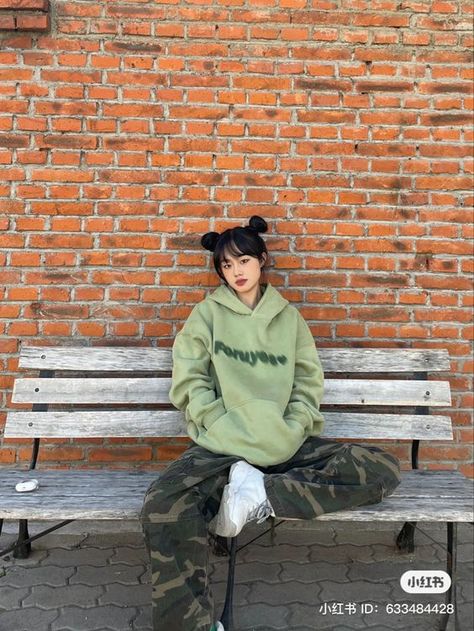 Hoodie Photo Ideas, Tomboy Winter Outfits, Green Hoodie Outfit, Hoodie Photo, Boyish Outfits, Tomboy Look, Korean Fits, Swag Outfits For Girls, Foto Poses