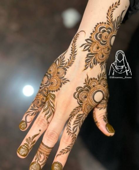 Mehndi Designs For Old Ladies, Back Hand Mehndi Designs Stylish Latest, Mahendiii Design Back Hand, One Finger Mehndi Design, Mahendiii Design, Girly Henna, Fingers Mehndi, Father Songs, Short Mehndi Design