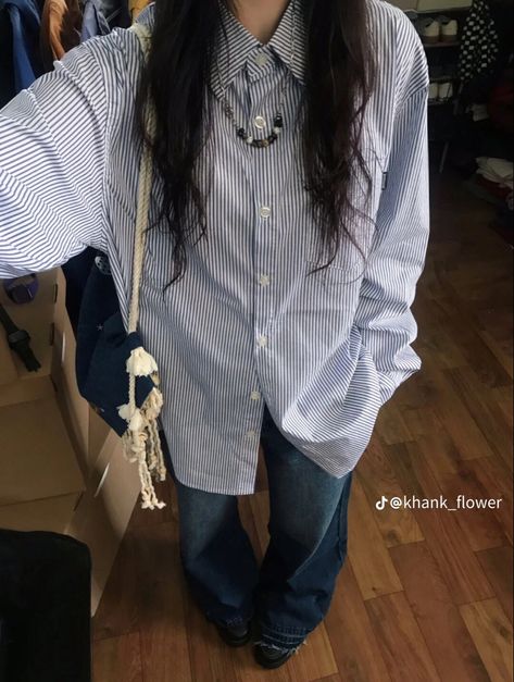 Blouse Outfit Aesthetic, Cute Outfit Combos, Button Up Outfits Women, Ootd With Jeans, Peony Aesthetic, Street Outfits, Fashion Kawaii, Girl Fashion Style, Aesthetic Streetwear