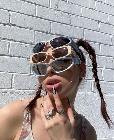 Sunglasses Photoshoot, Pr List, Y2k Boys, Becoming An Influencer, Sunglass Photoshoot, Creative Sunglasses, Digital Course, Flash Photo, Iggy Azalea