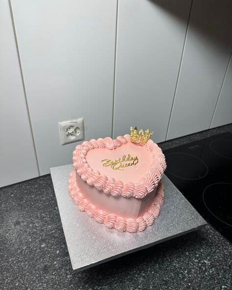 Birthday Queen 👑 #pinkheart #pinkheartcake #usa #baking #bakery #glittercake #pinkglitterheartcake #kuchen #cake #torte #gateaux #bolo #layercake #cupcakes #switzerland #zürich #argau #suisse #lucerne #birthdaycake#birthday #fyp #xyz #worldwide #viral#beverland #birthdaycake #tropical #cakes #reels Pink Round Cake, 18th Birthday Cake Ideas, Heart Cake Birthday, Pink Cake Birthday, Heart Hello Kitty, Pink Heart Cake, Tropical Cakes, Birthday Cake Video, Birthday Cake Pink