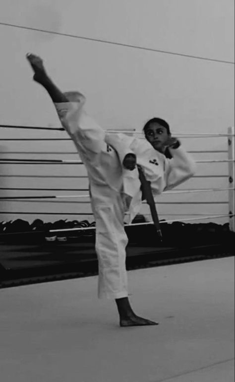 Karate Aesthetic, Karate Picture, Karate Photos, Tkd Taekwondo, Martial Arts Photography, Marshall Arts, Vision Boarding, Tang Soo Do, Kyokushin Karate