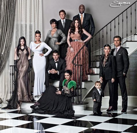 Formal family portrait love this-extreme posed family Kardashian Christmas Card, Kardashian Christmas, Celebrity Siblings, Jenner Family, Kardashian Family, Family Christmas Cards, Keeping Up With The Kardashians, Family Posing, Kendall And Kylie