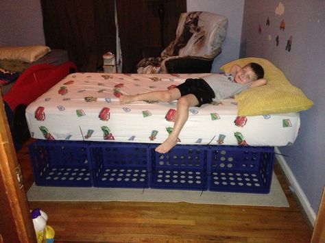 DIY crate bed. Crates + zip-ties + mattress.  Voila! Milk Crates Diy, Milk Crate Furniture, Plastic Milk Crates, Crate Decor, Diy Storage Rack, Pvc Pipe Crafts, Diy Crate, Crate Bed, Crate Ideas