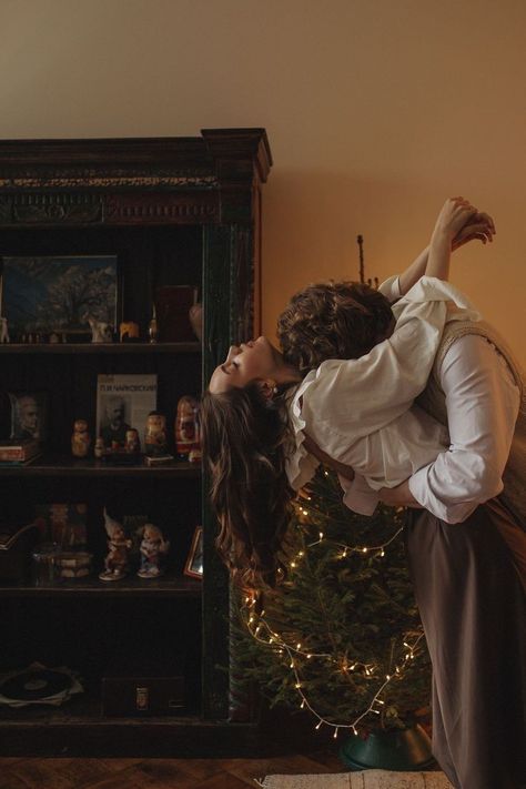 Couples Pictures, 사진 촬영 포즈, The Love Club, My Kind Of Love, Christmas Photoshoot, Christmas Home Decor, Romantic Art, Couples In Love, Paros