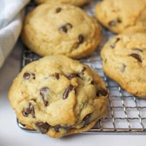 Honey Chocolate Chip Cookies - BeeyondCereal Honey Sweetened Chocolate Chip Cookies, Chocolate Chip Cookies With Honey, Honey Chocolate Chip Cookies, Cookies With Honey, Honey Cookies Recipe, Peanut Butter Ramen, Flourless Chocolate Chip Cookies, Rosh Hashana Recipes, Butterfinger Cookies