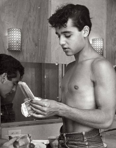 Hollywood Male Actors, Sal Mineo, The Outsiders Ponyboy, Shirtless Actors, Gay History, Classic Film Stars, Man Images, Famous Men, Hollywood Actor