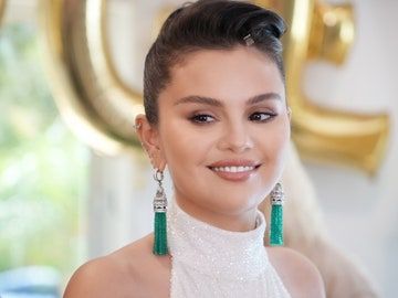 Selena Gomez 2022, Selena Gomez Images, Halter Neck Gown, Red Carpet Makeup, Chic Makeup, The Emmys, Glowing Makeup, Celebrity Makeup Artist, Marie Gomez