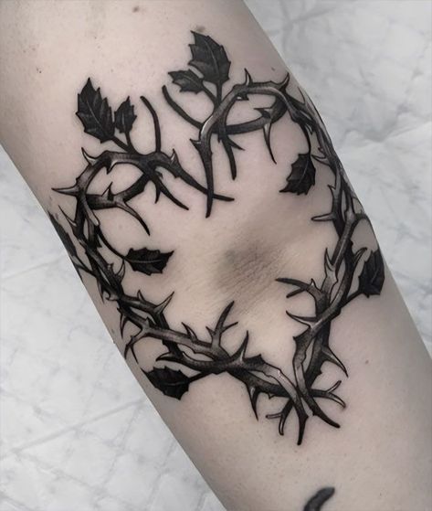 Knee Opening Tattoo, Witchy Ornamental Tattoo, Gothic Garden Tattoo, Goth Tattoo Ideas For Women, Goth Aesthetic Tattoos, Goth Cowgirl Tattoo, Dark Romantic Tattoo, Tattoo Ideas Female Grunge, Dark Feminine Tattoos Half Sleeves