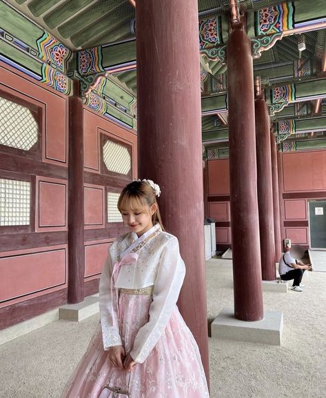 Cute Hanbok, Lightsum Yujeong, Travel Pose, Travel Picture Ideas, Pose Idea, Lights Camera Action, Korea Travel, Cube Entertainment, Drawing Base