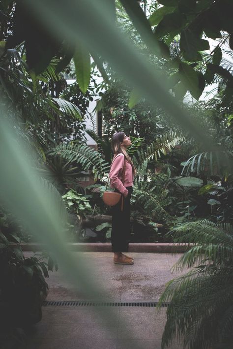 Garden Portrait Photography, Botanical Garden Photo Shoot, Sweater Nike, Saul Leiter, Flower Photoshoot, Nature Photoshoot, High Fashion Photography, Self Portrait Photography, Creative Portrait Photography