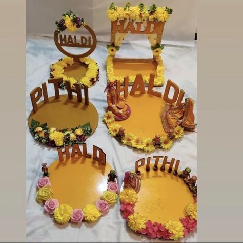 Pithi Decoration Thali, Haldi Plate Decoration Ideas Muslim, Haldi Bowl Decoration Ideas, Haldi Thali Decoration Ideas For Muslims, Haldi Dish Decoration Ideas, Haldi Platter Ideas, Mehandi Plate Decoration, Wedding Thali Decoration, Mehndi Thali Decoration Ideas