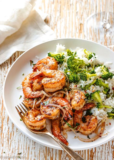 Garlic Butter Shrimp with Broccoli Rice - #shrimp #broccoli #recipe #recipe #eatwell101 - This shrimp and rice recipe with broccoli comes together in less than 30 minutes for a quick, balanced, and healthy meal. Shrimp and broccoli rice is also perfect for meal prepping! - #recipe by #eatwell101® Rice Chicken And Shrimp Recipes, Healthy Garlic Dinner Recipes, Shrimp And Broccoli With Rice, Shrimp Broccoli And Rice, Shrimp Broccoli Rice Bowl, Shrimp Macro Meals, Shrimp Rice And Broccoli Recipe, Balances Meals, Pesketaryen Meals