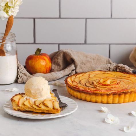 Salted Caramel Apple Tart, Caramel Apple Tart, Caramel Dipping Sauce, Cafe Cake, Tart Dough, Sliced Apples, Leftover Dough, Caramel Tart, Gooey Caramel