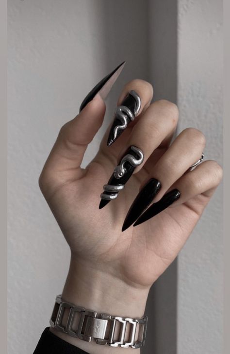 Black Nail Art Gothic, Serpent Nails, Cool Black Nails, Nail Claws, Stilleto Nails Designs, Silver Nail Designs, Wow Nails, Gothic Nails, Fancy Nails Designs