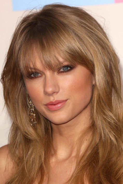 Hairstyles Taylor Swift, Taylor Swift Hair Color, Taylor Swift Bangs, Red Carpet Hairstyles, Taylor Swift Makeup, Taylor Swift Nails, Red Carpet Hair, Golden Blonde Hair, Hair With Bangs