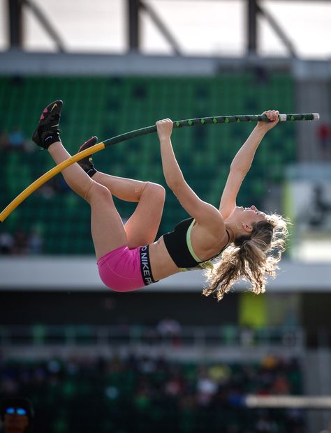 Addison Kleinke (Churchill HS) 🥈 Pole vault • 2024 Nike Outdoor Nationals (Eugene) #athletics Pole Vault, Athletic Girls, Sporty Girls, Body Reference, Action Poses, School Sports, Sports Photography, Female Poses, Vaulting