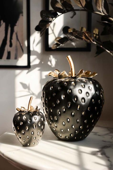 Interior Accessories Decor Ideas, Interior Design Products, Black Gold Room Decor Ideas, Black White Gold Home Decor, Gold Kitchen Decor, Artificial Indoor Plants, Quirky Furniture, Quirky Bathroom, Black Living Room Decor