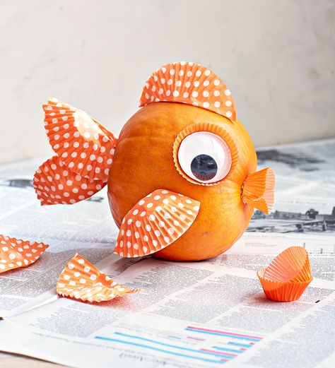 Make a cute goldfish with a small pumpkin with cupcake liners and googly eyes. #fallcrafts #fall #halloween #fallcrafts #halloweencrafts #nocarve #nocarvepumpkins #pumpkindecorating Pumkin Decoration, Pumpkin Decorating Ideas, Creative Pumpkin Decorating, Fish Eyes, Pumpkin Decorating Contest, No Carve Pumpkin Decorating, Polka Dot Pumpkin, Pumpkin Contest, Carte Halloween