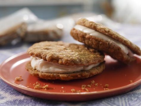 Sunny’s Brown Butter Oatmeal Cream Pies, Brown Butter Oatmeal Cream Pies, Sweetie Cookies, Oatmeal Cream Pies Recipe, Oatmeal Desserts, Cookies Board, Cookie Oatmeal, Katie Lee Biegel, Oatmeal Pie