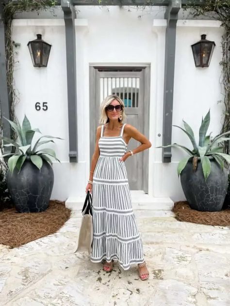 15 Outfit Ideas for Your Next Beach Vacation - Loverly Grey #passion4savings #beach #hacks #diy #savingmoney #vacation . Find more here 👉 https://whispers-in-the-wind.com/summer-beach-outfit-inspirations/?beachoutfit Capri Day Outfit, Resort Dinner Outfit, Resort Outfit Ideas, Beach Resort Outfits, Beach Outfits Women Vacation, Hamptons Outfit, Loverly Grey, Resort Casual, Capri Outfits