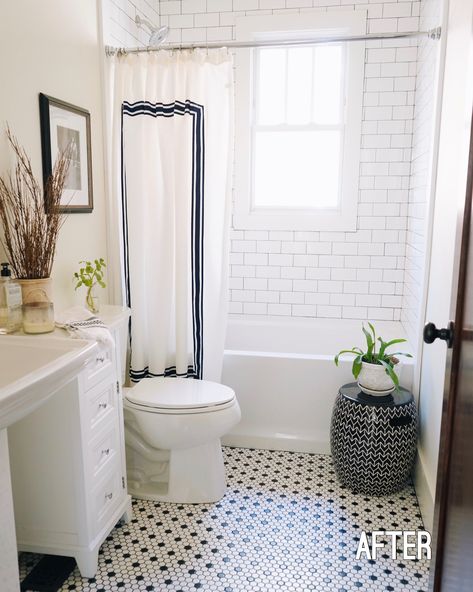 Black and white 1920’s bathroom 1920s Bathroom, 1920s Home Decor, Makeover Kamar Mandi, Black And White Tiles Bathroom, Black And White Tile, Craftsman Bathroom, French Country Bathroom, White Bathroom Tiles, Country Bathroom