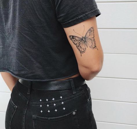 Tatuagem Morenna Tiny Butterfly Tattoo, Butterfly Tattoos On Arm, 16 Tattoo, Hamsa Tattoo, Small Butterfly Tattoo, Snakebites, Elbow Tattoos, 4 Tattoo, Cat Tattoos