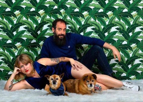 Unusual Family Photoshoot Ideas, 80s Portraits, Awkward Couple, Awkward Family Pictures, Weird Family Photos, Fam Photos, Awkward Photos, Awkward Family Photos, Photo Fun