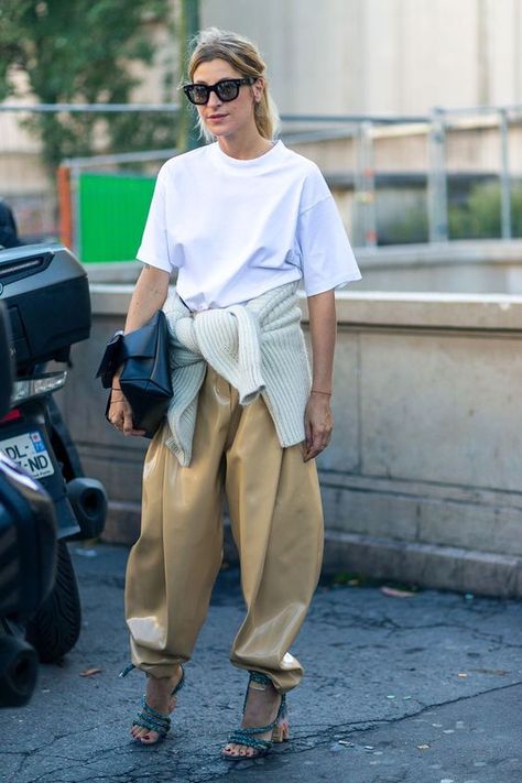 Street Style Ways to Wear Baggy Pants Without Looking Sloppy Sarouel Pants, Stunning Style, Paris Fashion Week Street Style, Outfit Inspiration Fall, Paris Street Style, Spring Street Style, Quiet Luxury, Fashion Weeks, Street Style Inspiration