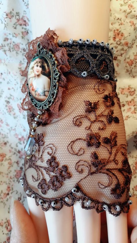 Lace Cuff Bracelet, Alice Cosplay, Bijoux Art Nouveau, Fabric Bracelets, Upcycle Sewing, Lace Cuffs, Micro Macrame, Art Textile, Marie Antoinette