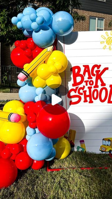 Balloon Design | Event Styling on Instagram: "‼️🚨‼️Giveaway Alert!!!   It’s that time of the year! As educators we know the importance of finding new ways to capture your parents and students attention. We also know how the parents love to show out for the first day of school! This is the perfect way. We would like to gift a B2S All in one for a special teacher or parent!  🎈All you need to do is make sure you follow us 🎈Like this post  🎈tag 1 person  🎈🎈You may earn an extra entry by sharing to your stories and tagging us!  The giveaway closes Friday! Don’t miss out. We will deliver to the location of your choice within 20 miles of Dallas Metro!   Meet the teacher, parent conferences, afterschool programs. The ALL IN One is fully customizable and a perfect addition to any event. Sale First Day Of School Balloon Decoration, First Day Of School Balloons, Back To School Balloon Decor, Teachers Day Decoration Ideas In School, Back To School Balloons, Parent Conferences, Giveaway Alert, Parents Love, Back To School Night