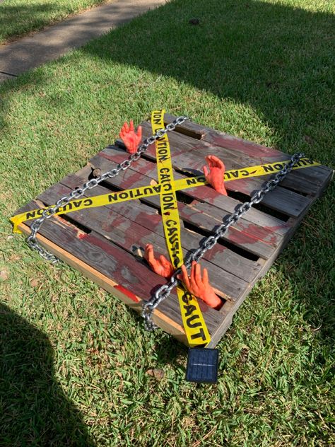 Diy Terrifying Halloween Decorations, Apocalypse Decorations, Halloween Pallet Ideas, Diy Zombie Decorations, Pallet Halloween, Scary Halloween Decorations Outdoor, Scary Halloween Decorations Diy, Halloween Photo Booth, Deco Halloween