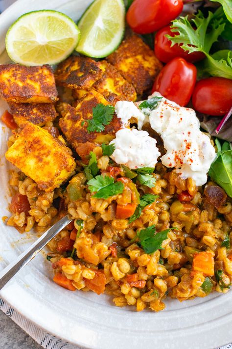 Paneer Salad, Grain Salad Recipes, Vegetarian Bowls, How To Cook Barley, Barley Recipe, Barley Salad, Buddha Bowls Recipe, Plant Based Diet Recipes, Grain Salad