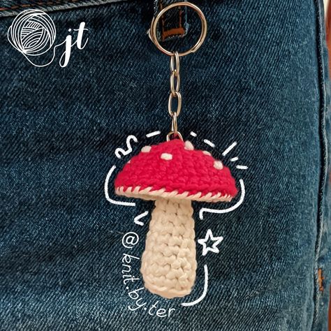 Llavero de honguito 🍄 🍄Medidas: 6 cm aprox 🍄Material: Hilos 100% algodón, relleno hipoalergénico, argolla de metal 🍄Hecho 100% a mano Tags~ #knitbyter #crochet #keychain #llaverocrochet #giftsideas #regalospersonalizados #amigurumisllaveros #hongos #onions #crochetllaveros Crochet