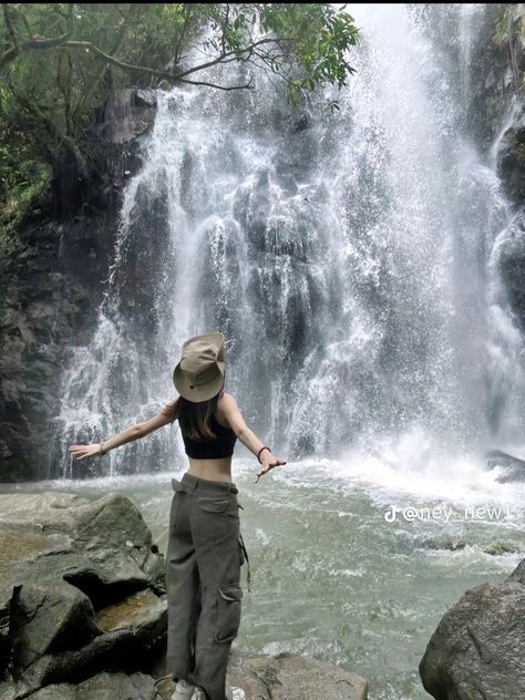 Waterfalls Photoshoot Ideas, Waterfalls Outfit Ideas, Outfit Air Terjun, Waterfall Aesthetic Girl, Waterfalls Outfit, Nature Trip Outfit, Waterfall Outfit Ideas, Waterfall Poses Photo Ideas, Waterfall Photoshoot Ideas