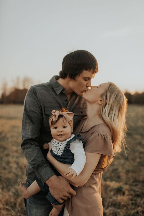 Photography posing inspiration Family Photo With Baby Poses, Fall Family Photos Casual Outfits, Poses With Infant, Family Pictures With 3 Month Old, Family With Baby Photoshoot, Baby And Parents Photography, Family Photo Poses With Baby, November Photoshoot Ideas, Family Picture Poses For 3