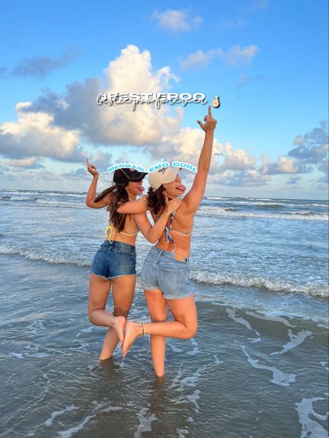 Cute Beach Pictures To Take With Friends, Fun Beach Pics With Friends, Beach Picture Poses Friends Photo Ideas, Beach Pictures To Take With Best Friend, Beach Pictures Sisters, Beach Poses Best Friends, Beach Poses Instagram Bikinis Friends, Cute Pictures At The Beach, Best Friend Photoshoot Beach