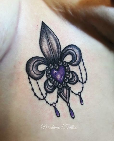 Heart fleur de lis New Orleans Tattoo, Robin Tattoo, Finger Tats, Goth Tattoo, Tattoo Themes, Angel Wings Tattoo, Different Tattoos, Tattoo Cover, Wings Tattoo