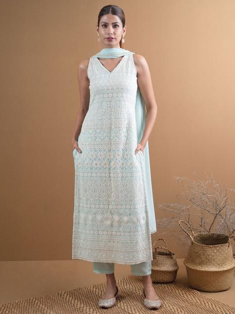 Independence Day Sale on Ethnic Wear- Whether you are planning an outfit for a wedding, an important meeting or just a regular brunch with friends, pick from our edit of all-time favorite kurtas that are perfect to style as festive, work, or casual wear. Sleeveless Kurti Designs, Simple Lace Dress, August Dress, Kurta With Dupatta, Georgette Suit, Kurta Patterns, Chikankari Suits, Churidar Designs, Simple Kurta Designs