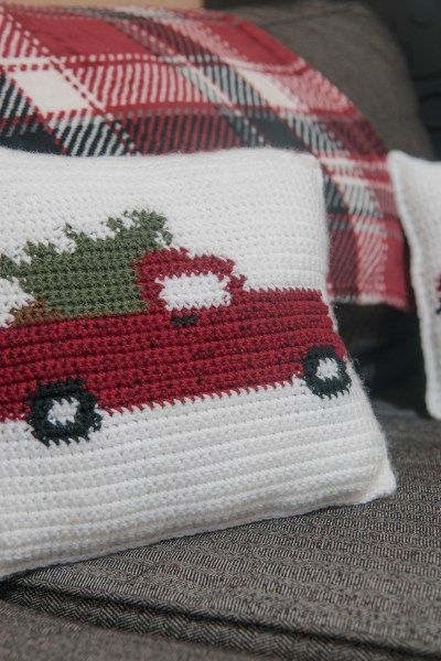 Free Crochet Pattern For The Vintage Red Christmas Truck Vintage Red Christmas, Red Christmas Truck, Crochet Xmas, Crochet Pillow Pattern, Crochet Christmas Decorations, Crochet Vintage, Holiday Crochet, Crochet Cushions, Haken Baby