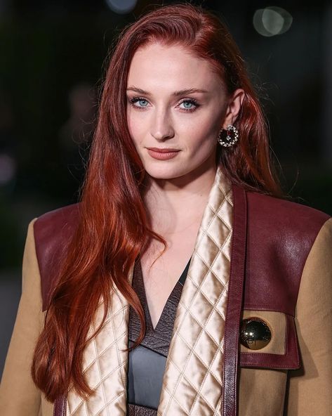 Acotar Cast, Sophie Turner Photoshoot, Women Haircuts, Dark Copper, Peinados Fáciles Para Cabello Corto, Sophie Turner, Character Reference, Emilia Clarke, Ear Rings