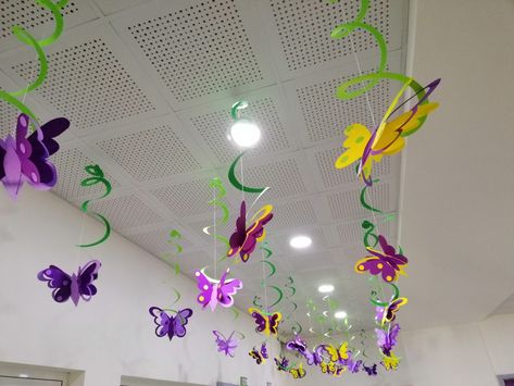 Hang From Ceiling Decor Classroom, Spring Decor School, Spring Window Decorations Kindergarten, Mothers Day Classroom Decoration, Spring Classroom Decorations, Classroom Ceiling, Diy Classroom Decorations, School Board Decoration, Spring Classroom