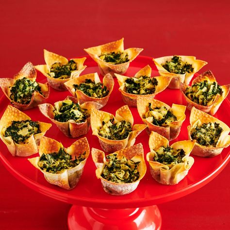 Vegetarian Super Bowl Food, Artichoke Cups, Spinach Artichoke Cups, Vegetarian Super Bowl, Wonton Wrapper Recipes, Finger Food Ideas, New Year's Eve Appetizers, Wonton Cups, Homemade Ravioli