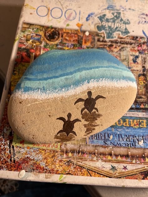 Beach Scene Rock Painting, Beach Painted Rocks, Drawing Rocks, Paint Canvas, Art Rock, Rock Painting Patterns, Rock Ideas, Rock Painting Art, Beach Scene